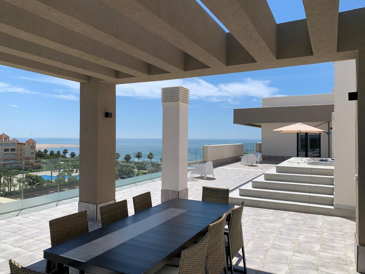 Penthouse With Wide Terrace Next To The Ocean Apartment